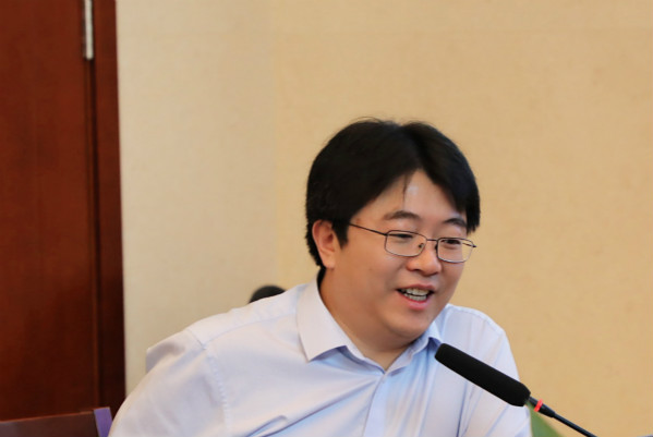 9e0bf43acd1f4dfaad4be0bed110dfce.jpg 实验室文继荣22_meitu_4.jpg